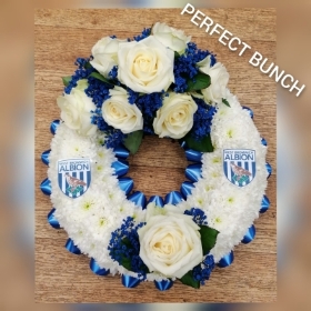 Based wreath blue and white